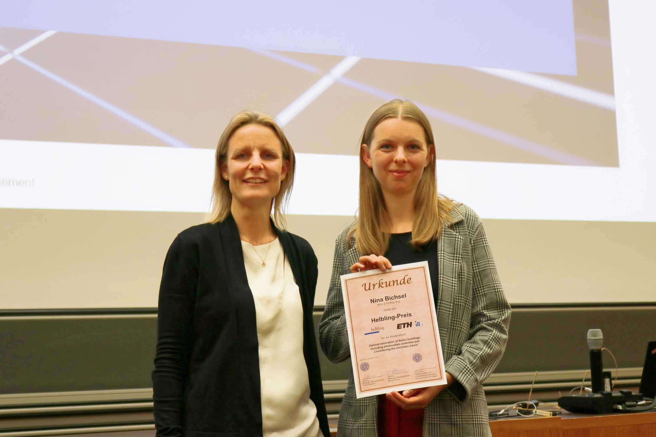 Olivia Champion von der Firma Helbling Beratung und Bauplanung AG überreicht den diesjährigen Helbing Preis an Nina Bichsel.