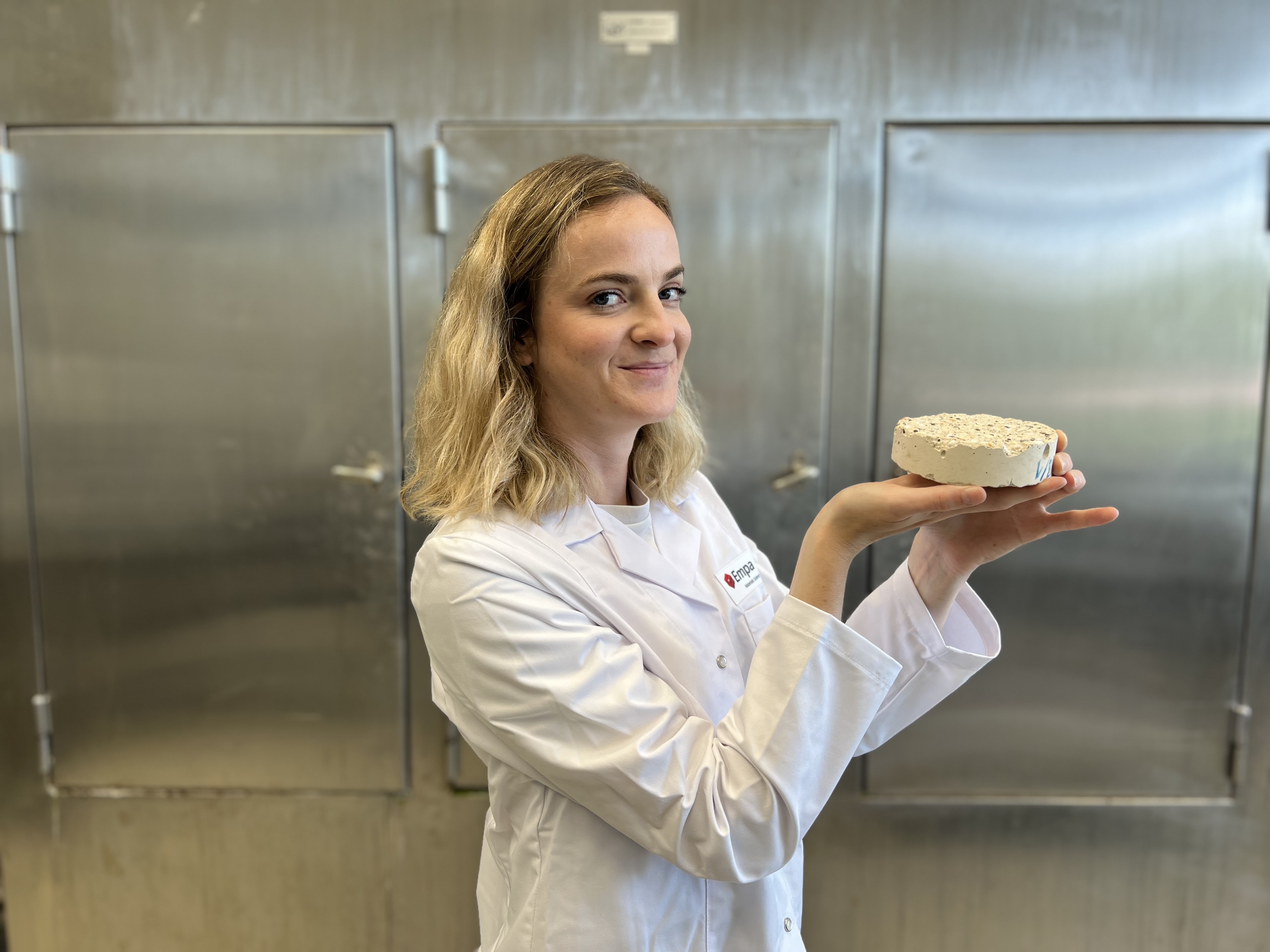 Alternative building material clay: Ellina Bernhard with a lab sample. Image: Empa