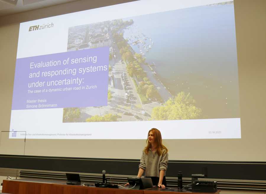 Simone Brönnimann presents her master thesis at this year's award ceremony.