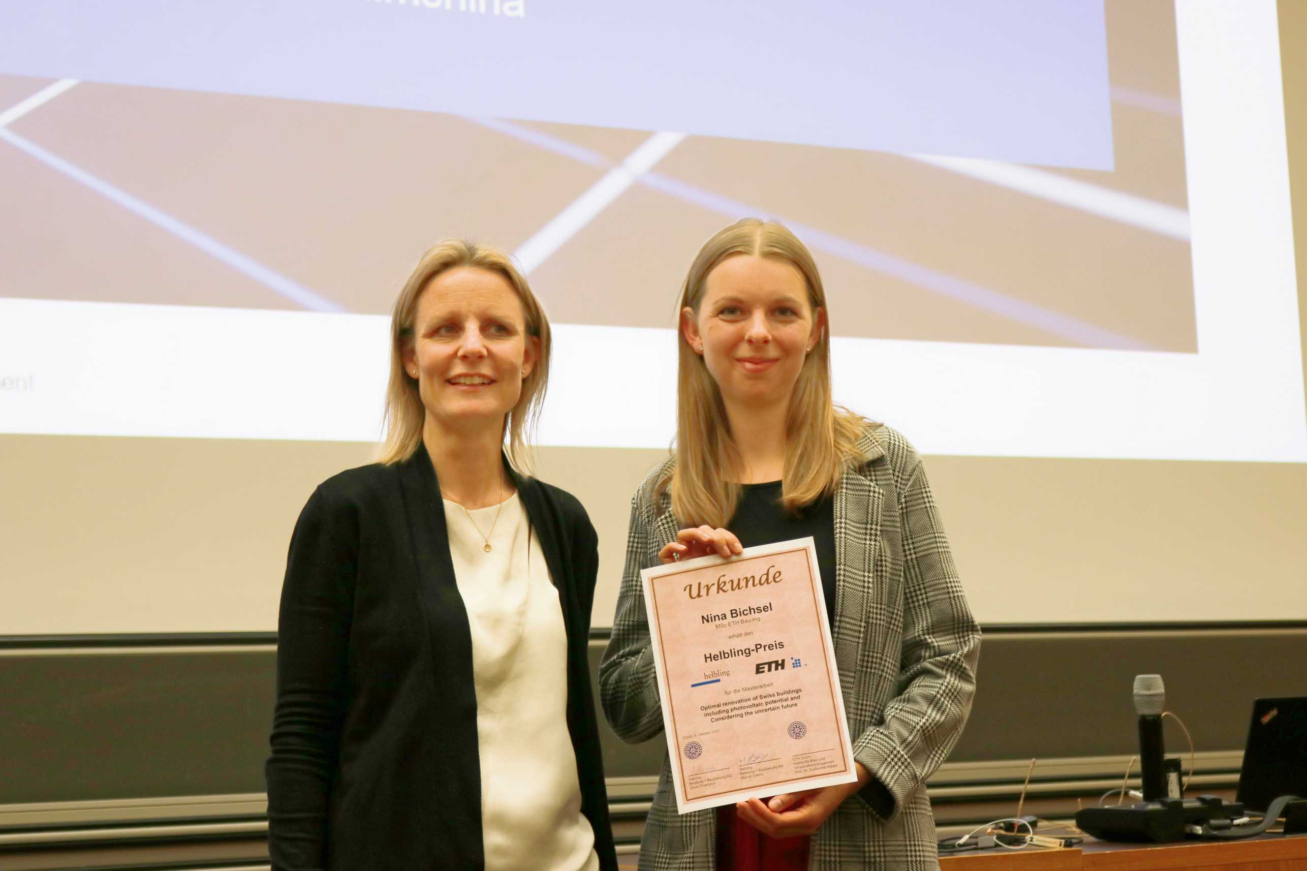 Olivia Champion from Helbling Beratung und Bauplanung AG presents this year's Helbing Prize to Nina Bichsel. OliviaChampion from Helbling Beratung und Bauplanung AG presents this year's Helbing Prize to Nina Bichsel.