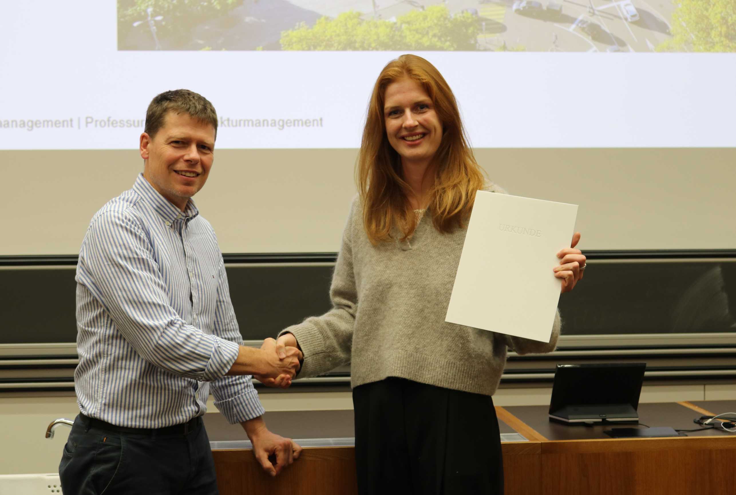 Prof. Bryan Adey (IBI Chair of Infrastructure Mangament) presents this year's 2023 BI Grant Award to Simone Brönnimann.